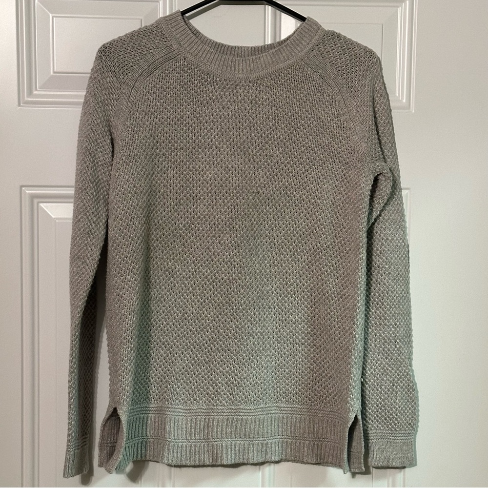 Old Navy Women’s Size Medium Light Gray Knit Sweater Long Sleeve